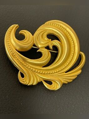 Douglas Paquette Vintage gold tone Brooch - Women's Jewelry